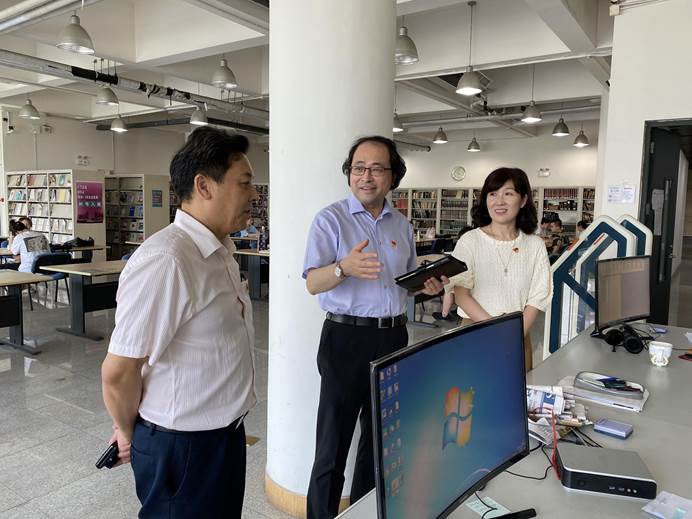 曹晓青副院长到图书馆调研